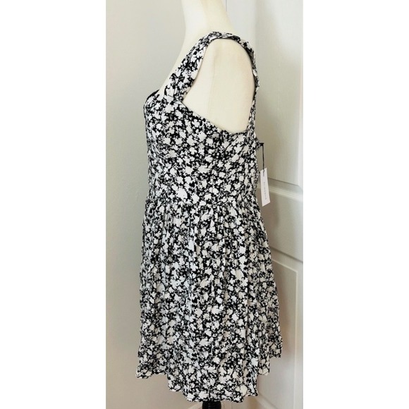 NEW DYNAMITE Black White Floral Larg Smocked Square Neck Mini Dress - Picture 6 of 9